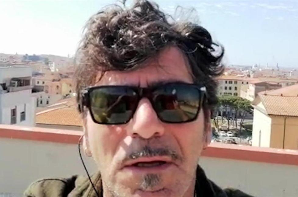 Bobo Rondelli canta bella Livorno dal terrazzo: «Resto a casa e suono Madame Sitrì con la mia band» - Il video