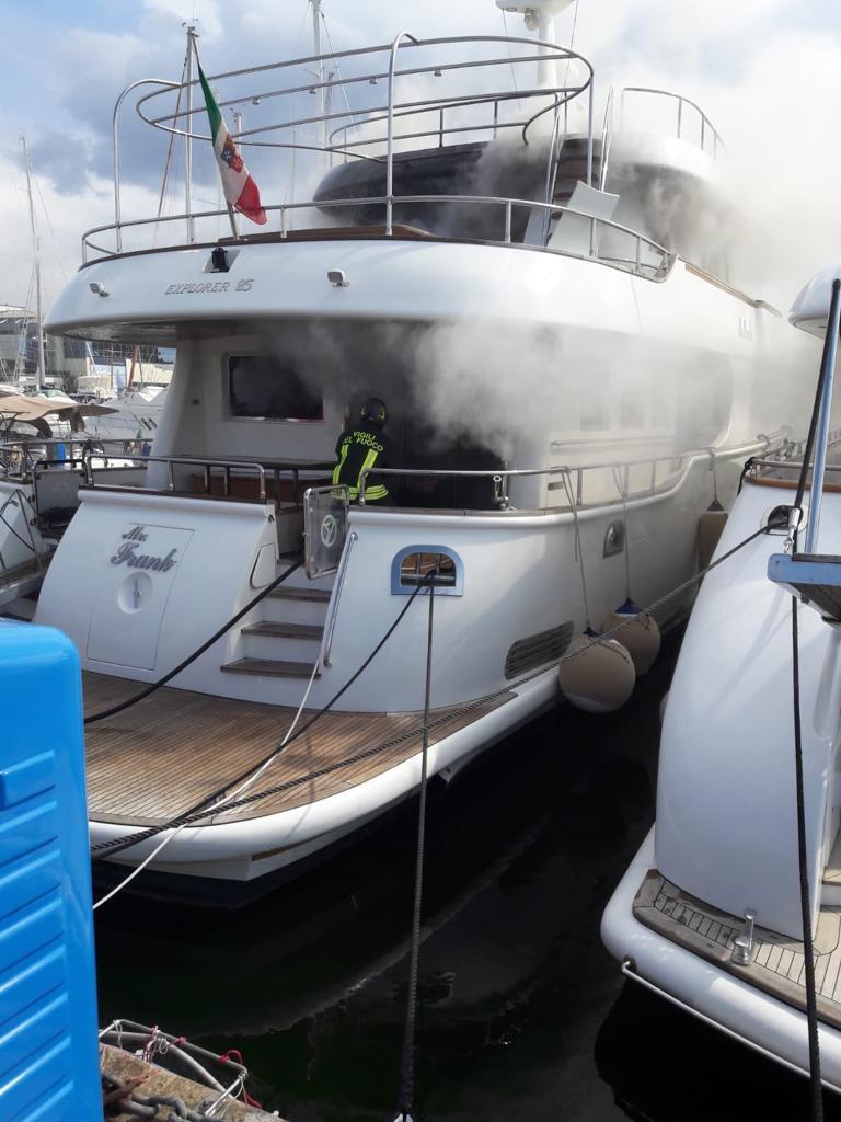 Incendio in uno yacht ormeggiato nel porto di Viareggio: tanti danni, ma nessuna persona coinvolta