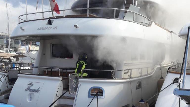 Incendio in uno yacht ormeggiato nel porto di Viareggio: tanti danni, ma nessuna persona coinvolta
