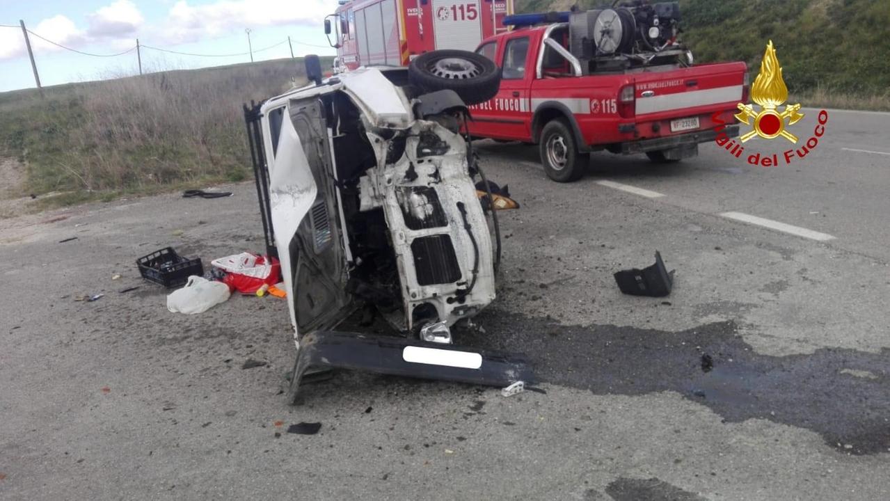 Si ribalta con l'auto mentre va a lavorare: grave una donna