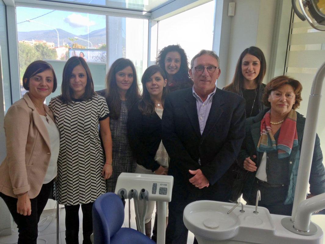 Il dottor Stefano Biggio con lo staff del centro della Misericordia