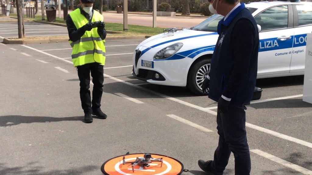 Il drone pronto a levarsi in volo a Cagliari (foto Mario Rosas)