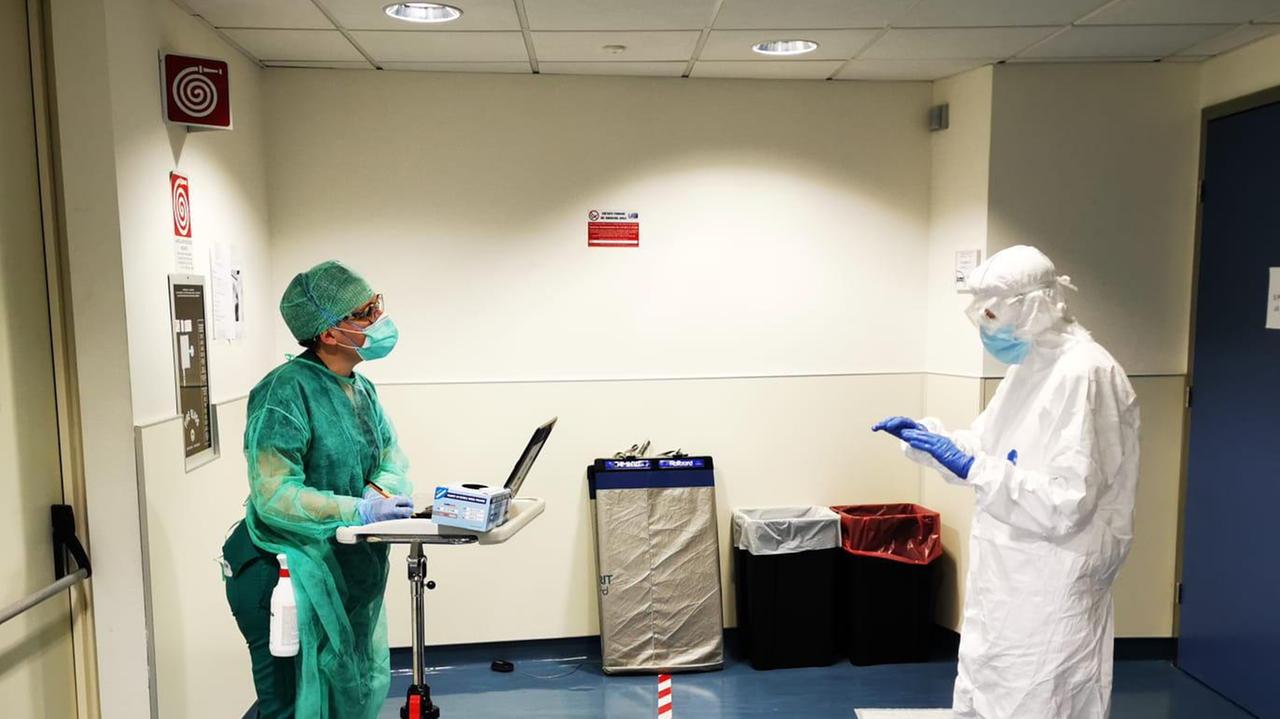 Il passaggio di consegne tra medici all'ospedale Santo Stefano