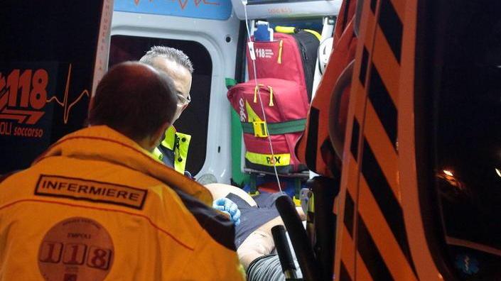 Cade in casa e muore a 35 anni mentre prepara la cena