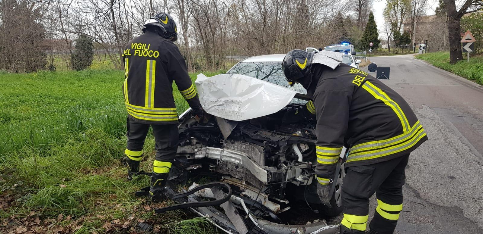 Formigine, esce di strada con l'auto e resta ferito