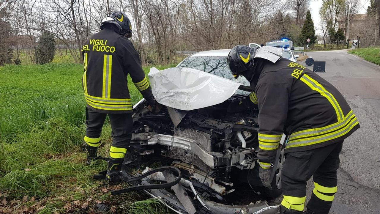 Formigine, esce di strada con l'auto e resta ferito