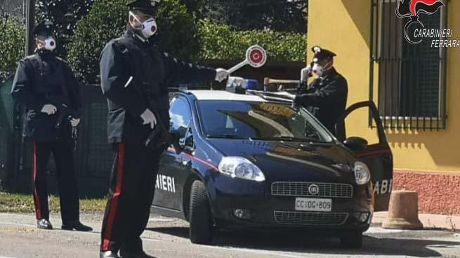 Si presenta alla caserma dei carabinieri e aggredisce i militari: ora è in carcere