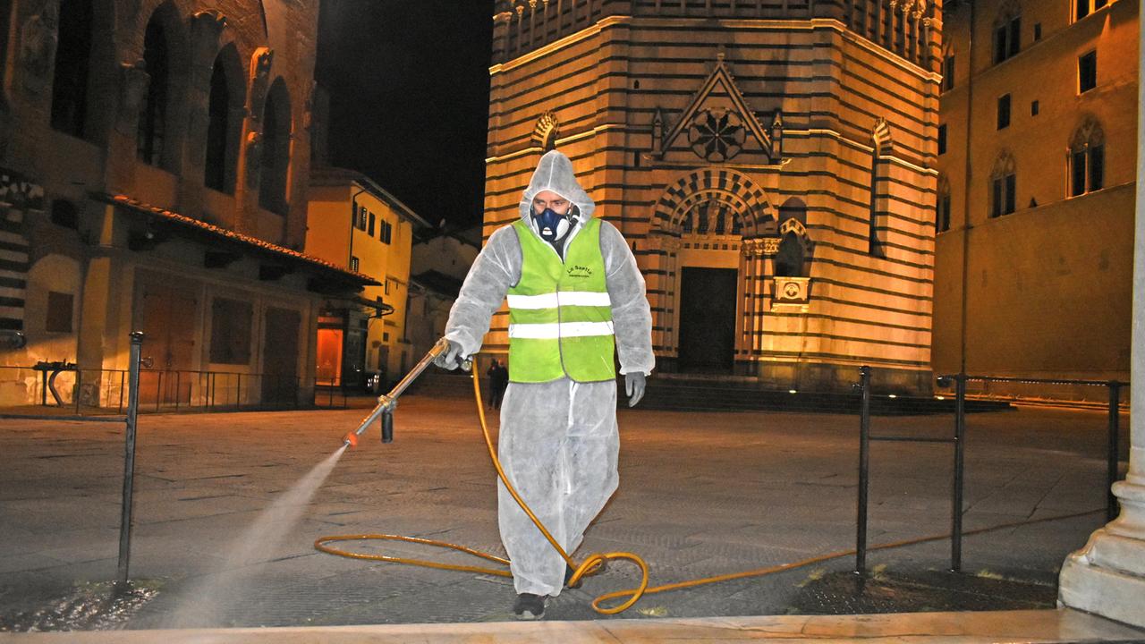 Operatore al lavoro in piazza del Duomo (Foto Gori)