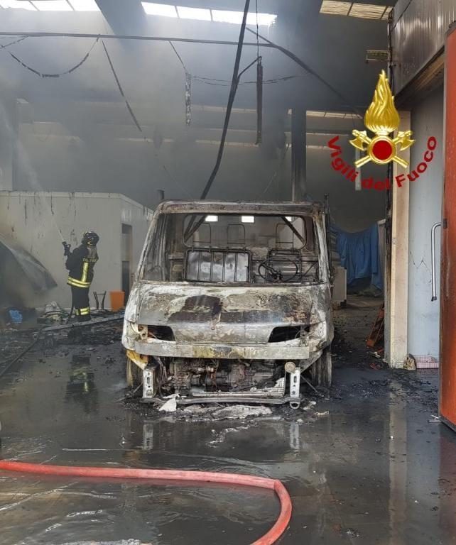 Incendio devasta un capannone a Settimo San Pietro
