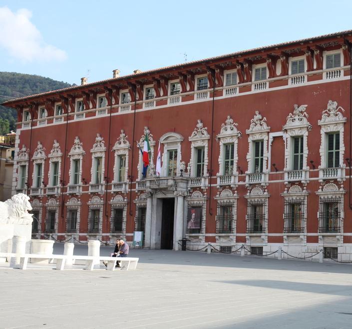 Incontro in prefettura sul lavoro Oggi si decide chi resta aperto