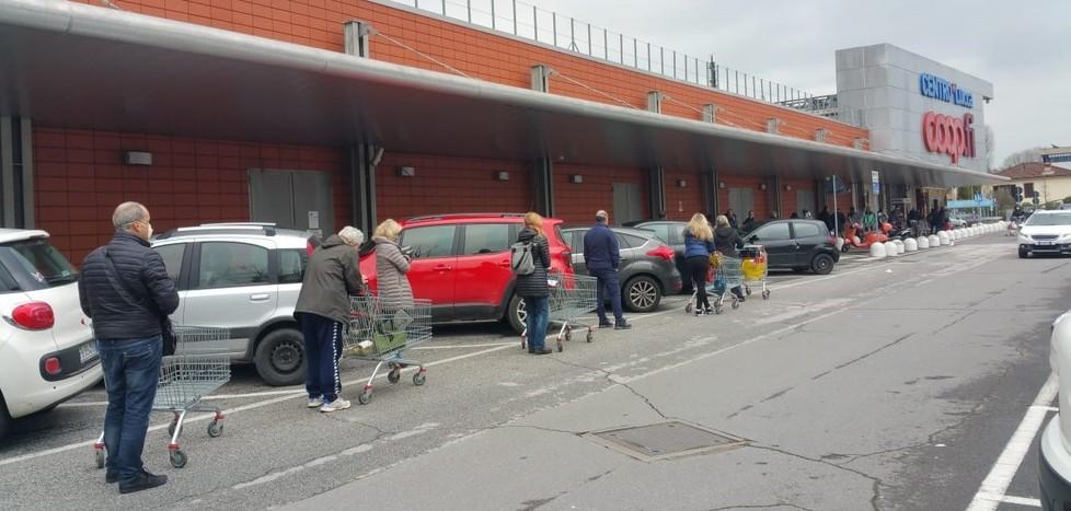 Mercanti: «Non affollare i supermercati» 