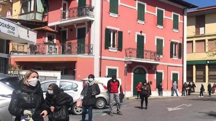 Code interminabili all’esterno degli uffici postali versiliesi