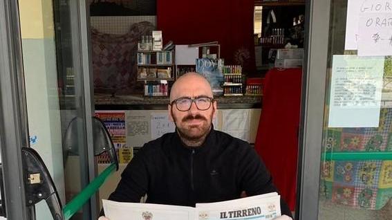 Gabriele torna in sella per portare i giornali a chi non può uscire