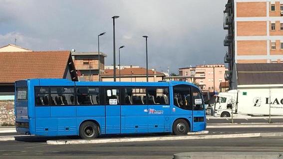 Bus semivuoti e orari “festivi” Passeggeri crollati dell’80%
