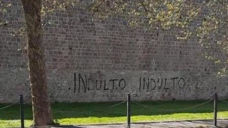 “Indulto Indulto”, deturpate nella notte le mura della città