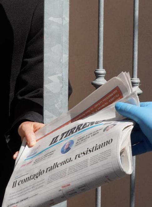 Il Tirreno bussa alle case e a portarlo è Giovanni «La mia è una missione»