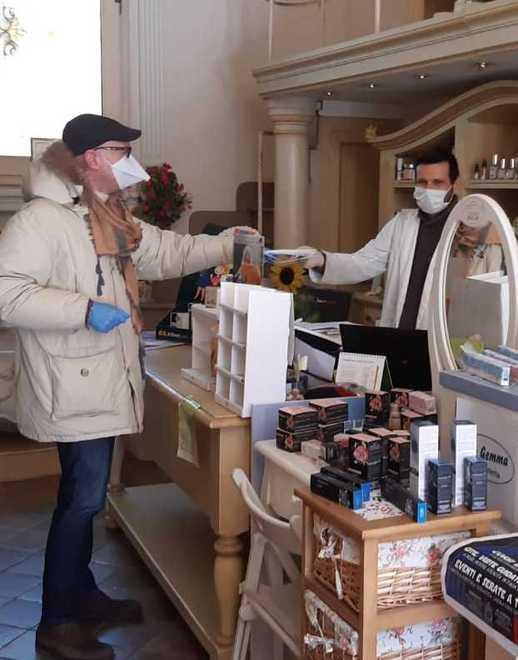 Il Comune distribuisce mascherine ai negozianti del centro e delle frazioni