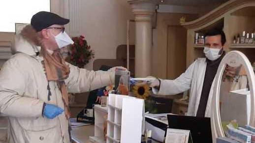 Il Comune distribuisce mascherine ai negozianti del centro e delle frazioni