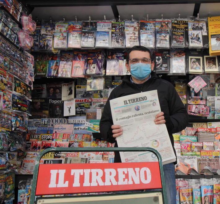 Un giornale e un sorriso: la vita degli edicolanti 