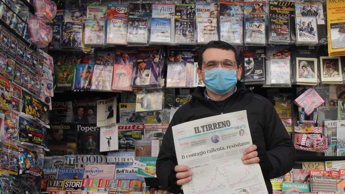 Un giornale e un sorriso: la vita degli edicolanti