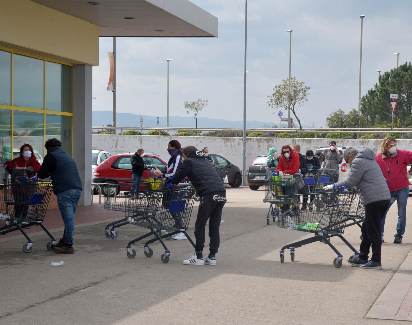 Lunghe code per la spesa Nizzi: «Ordinanza giusta»