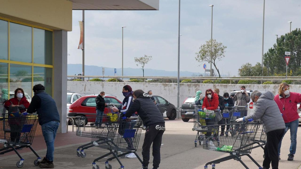 Lunghe code per la spesa Nizzi: «Ordinanza giusta»