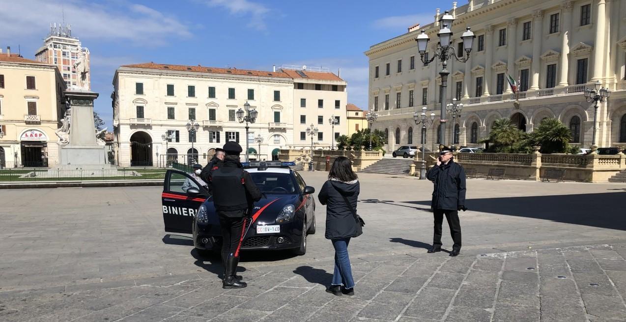 Militari con la mascherina: «Al servizio di chi è solo» 