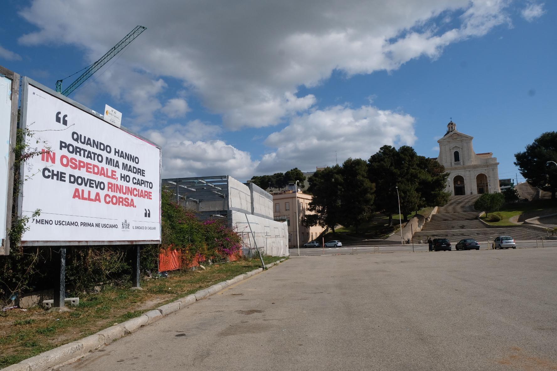 Uno dei cartelli a Cagliari voluti dal sindaco Truzzu (foto Mario Rosas)