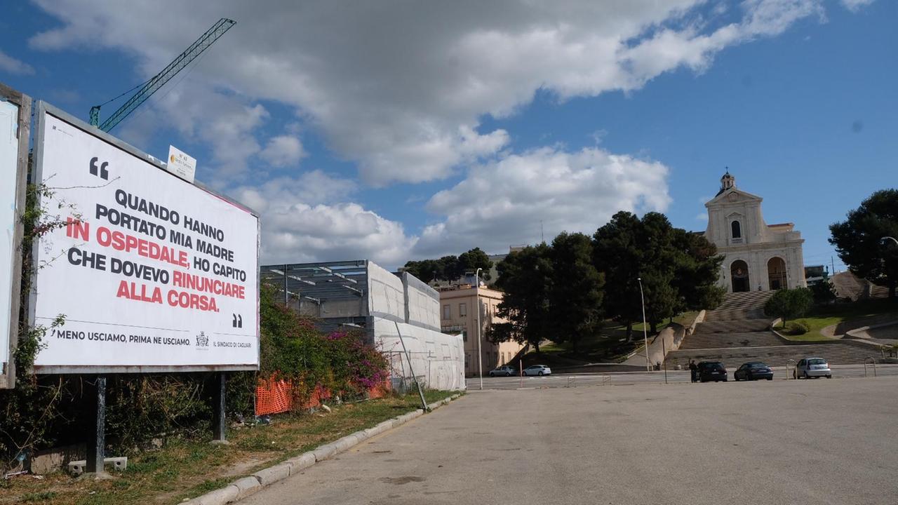 Uno dei cartelli a Cagliari voluti dal sindaco Truzzu (foto Mario Rosas)