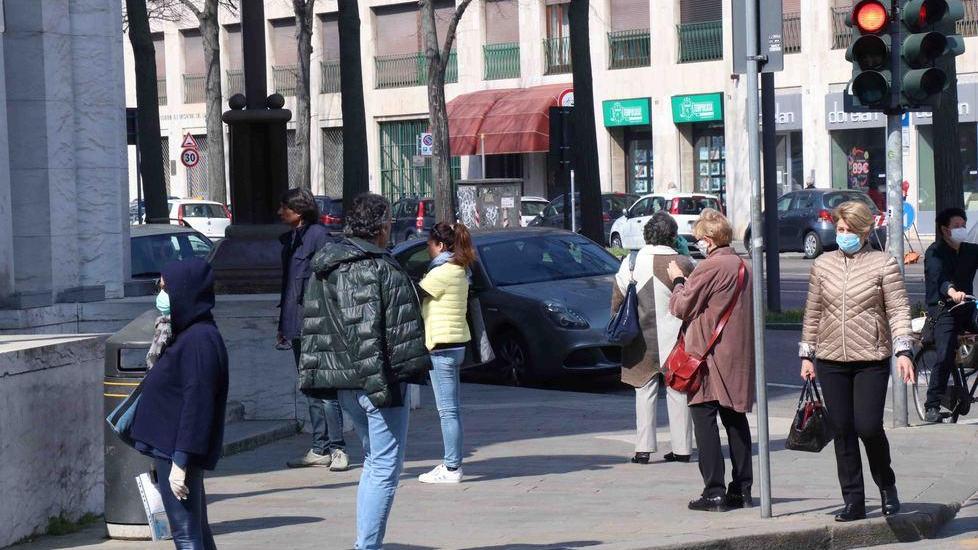 Anziani in fila alle Poste: «Noi sindaci ferraresi preoccupati»