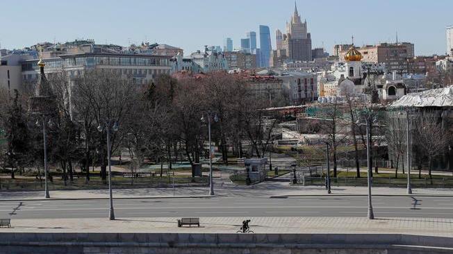 Mosca chiude negozi, ristoranti e parchi