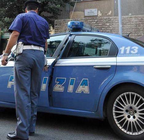 Lite tra vicini, anziano lancia petardi al cane 