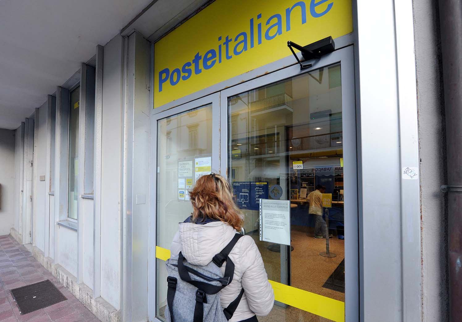 Un ufficio postale: da oggi al via il pagamento delle pensioni