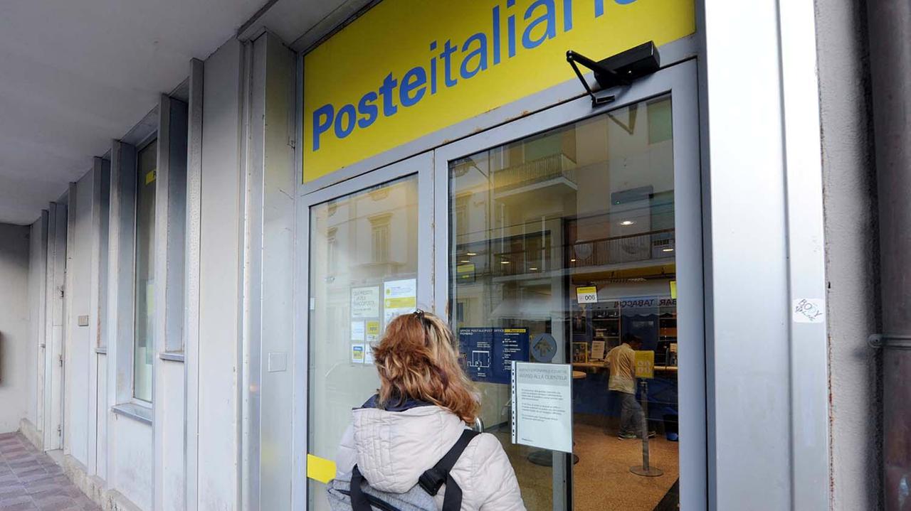 Un ufficio postale: da oggi al via il pagamento delle pensioni