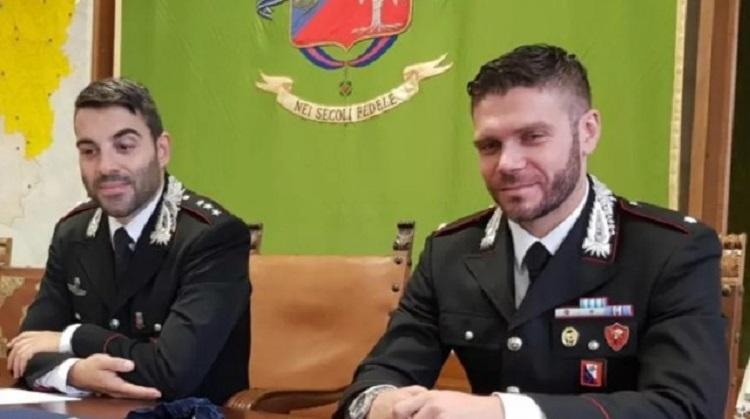 A sinistra il maggiore Guglielmo Palazzetti, a capo della Compagnia dei carabinieri di Livorno. A destra il tenente Marco Saccà, comandante del Nucleo operativo e radiomobile labronico