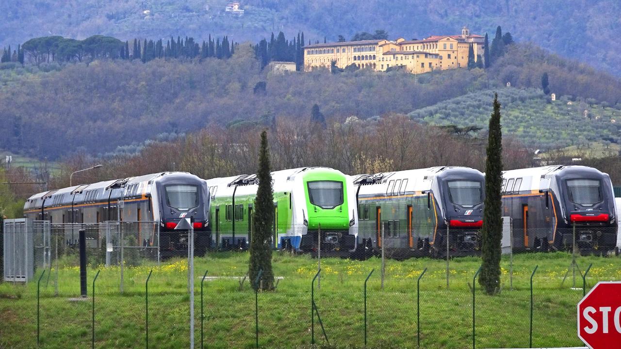 Sui binari interni allo stabilimento Hitachi, quattro treni Rock appena sfornati: tre con i colori di Trenitalia, il quarto con la livrea ufficiale di Trenord, l’azienda di trasporti lombarda (Gori)