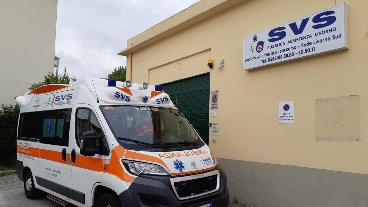 Un'ambulanza della Svs davanti alla sede di Ardenza