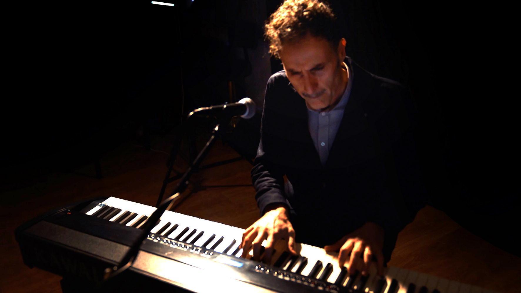 Benicchi e lo swing come terapia, l’artista lucchese regala la sua musica 