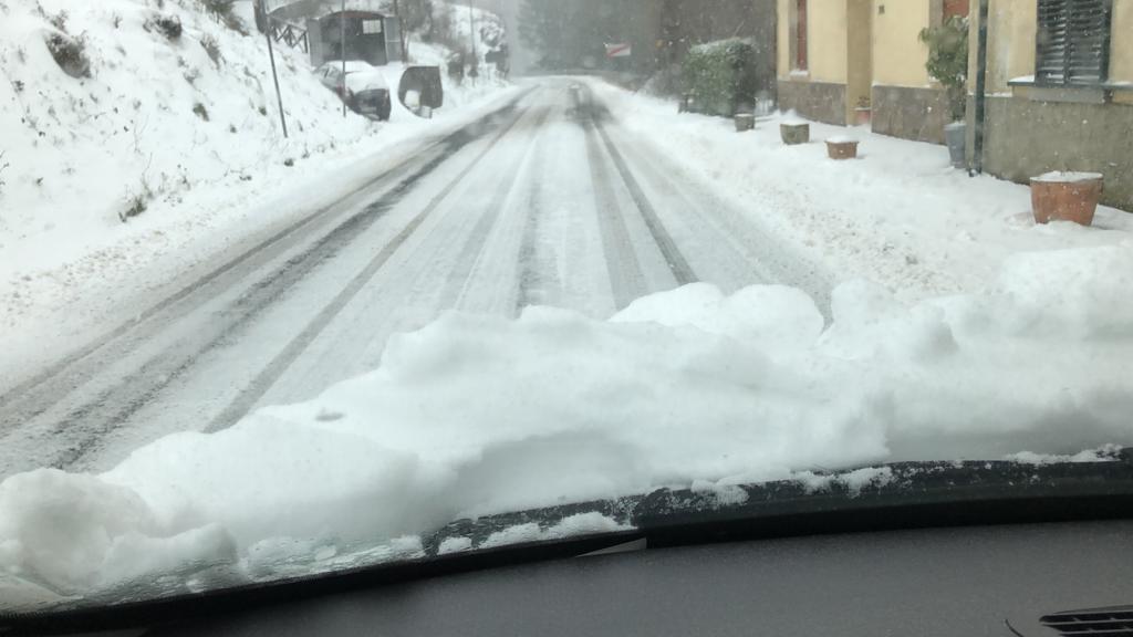 Mezzi della Provincia in azione da ieri in località Montepiano, nel comune di Vernio, dove ha fatto la sua comparsa la neve. Sulla sr325 e sulla sp1 un mezzo