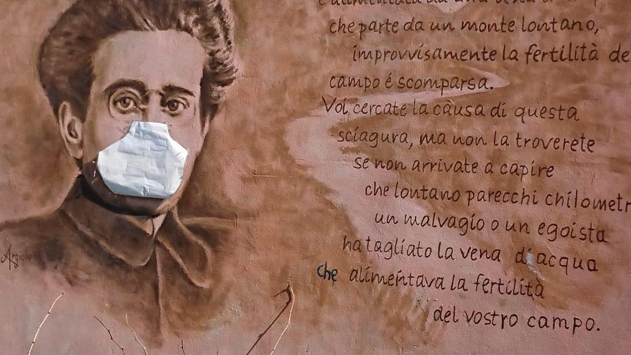 Ballao, un murale di Antonio Gramsci con la mascherina protettiva