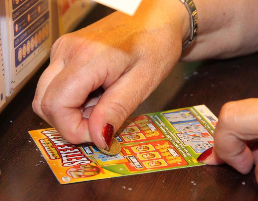 Troppe persone in tabaccheria e in edicola: stop ai Gratta e vinci 