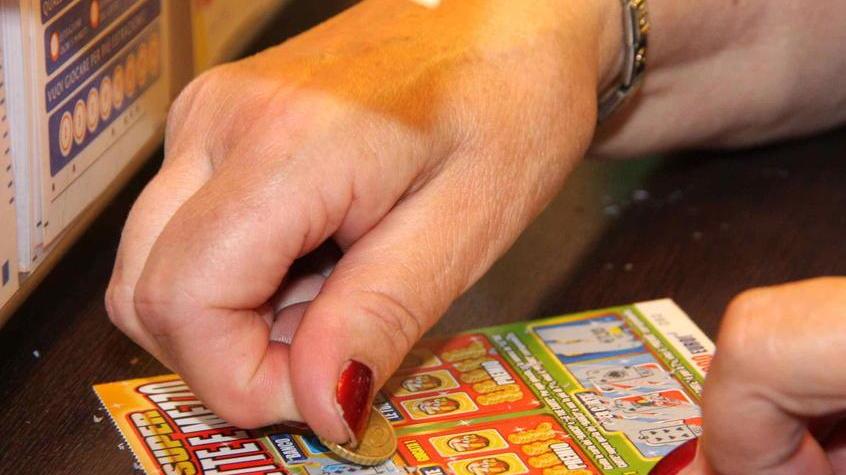Troppe persone in tabaccheria e in edicola: stop ai Gratta e vinci