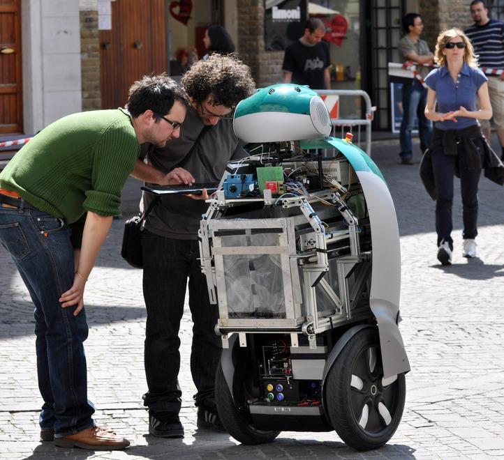 Dustbot: il robot sperimentato a Peccioli per la raccolta differenziata 10 anni fa, ora riadattato per sanificare i locali degli ospedali che ospitano i malati di Covid-19 (foto Franco Silvi)