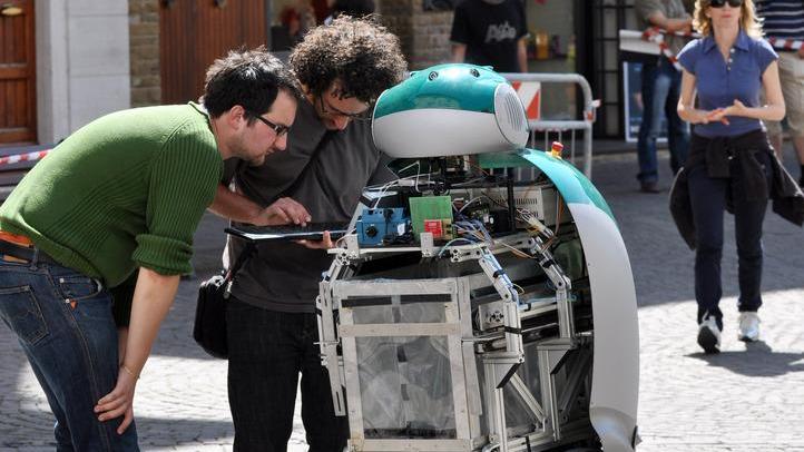 Dustbot: il robot sperimentato a Peccioli per la raccolta differenziata 10 anni fa, ora riadattato per sanificare i locali degli ospedali che ospitano i malati di Covid-19 (foto Franco Silvi)