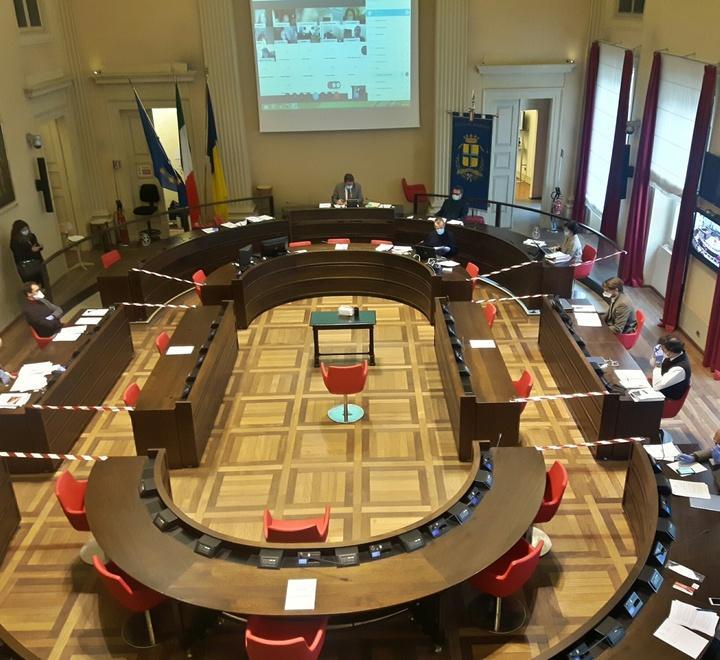 Modena. Sì al Bilancio tra webcam e mascherine Subito un milione per strade e tangenziale 