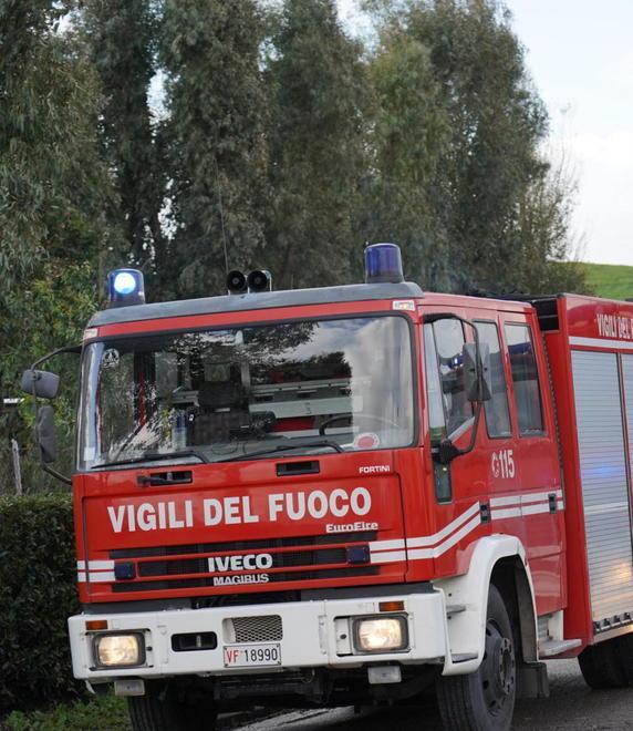 Incendio a Mulazzo Bruciano sterpaglie e il vento complica tutto