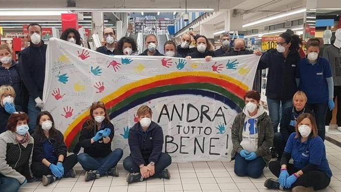 «Andrà tutto bene» Il messaggio di speranza arriva dal Carrefour
