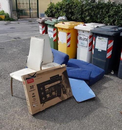Stop al ritiro: ingombranti lasciati in strada 