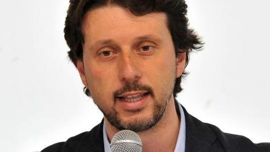 Il sindaco Barbi riporta la pace tra l’infermiera e il negoziante