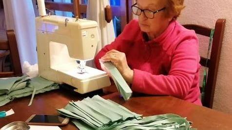 La sarta che produce mascherine in casa per chi ne ha bisogno con l’aiuto dei vicini